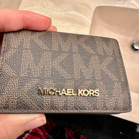 FREE Mk unisex credit card holder with a $400  purchase new with tags small 1 - Picture 3 of 4